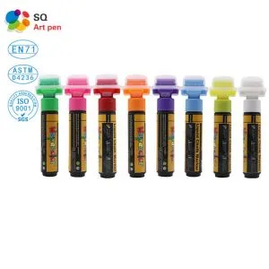 Marcador pluma escribe sobre el vidrio de la tiza